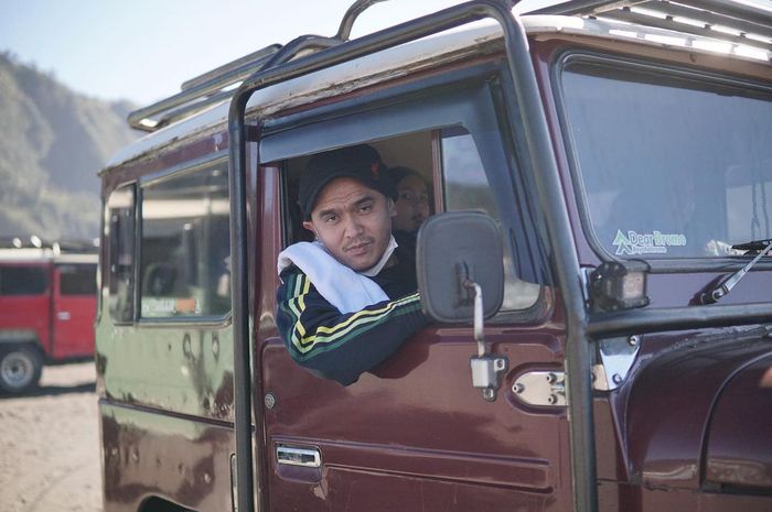 Valentino Jebret diketahui pernah pose gagah bareng Toyota FJ40 dikawasan wisata Gunung Bromo lo.