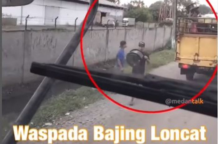 Rekaman video aksi tiga bajing loncat maling pelek truk di Jl Kayu Putih, Medan Deli, kota Medan, Sumatera Utara