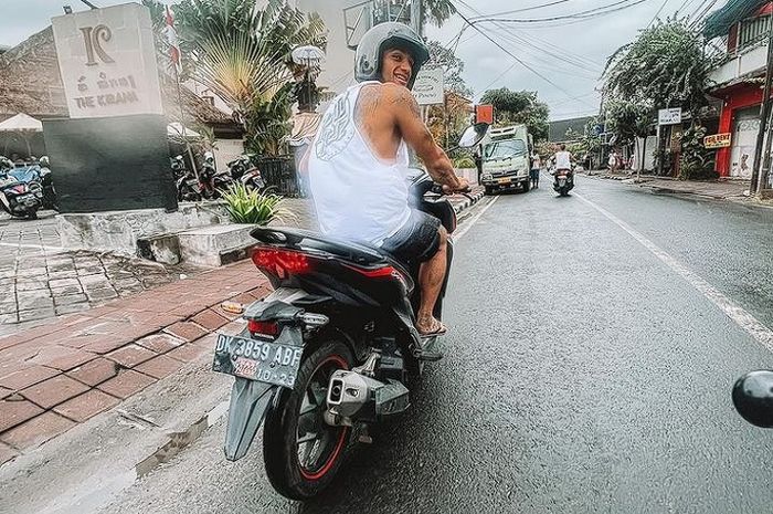 Jorge Martin liburan di Bali bareng Fermin Aldeguer, hujan-hujanan naik Honda Vario