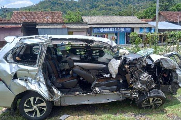 Kondisi separuh bodi kanan Toyota Avanza terbelah usai ditebas truk boks di jalan raya Yogyakarta-Wonosari, desa Bintaran Kulon, Srimulyo, Kapanewon Piyungan, Bantul, Yogyakarta
