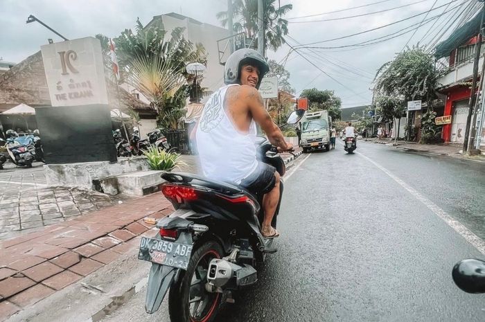 Jorge Martin naik Honda Vario di Bali