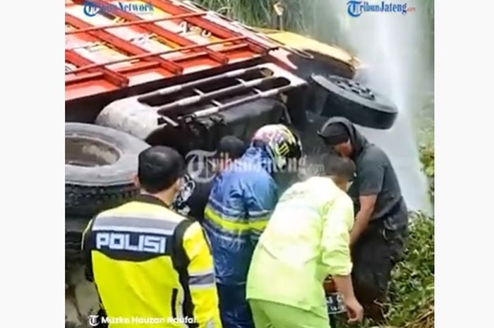 Kondisi Evakuasi kecelakaan truk dan Honda Astrea Legenda, di di Jalan Raya Pantura Pati-Rembang