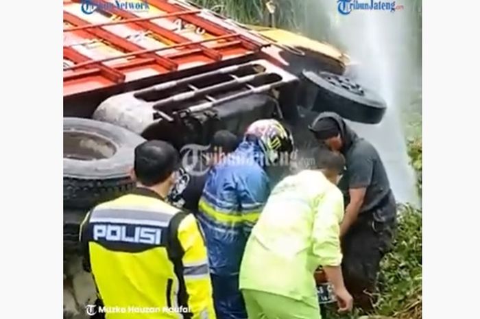 Kondisi Evakuasi kecelakaan truk dan Honda Astrea Legenda, di di Jalan Raya Pantura Pati-Rembang