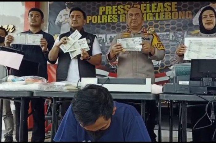 Satreskrim Polres Rejng Lebong tangkap pelaku pemalsuan STNK dan BPKB yang dijual Rp 300 ribu sampai Rp 2 juta