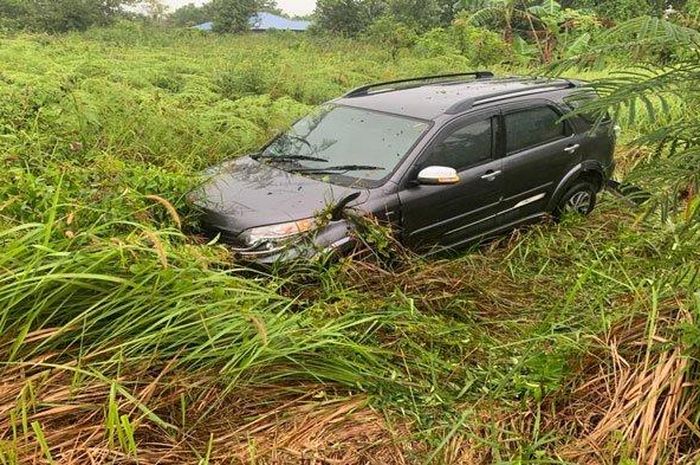 Toyota Rush nopol BP 1166 YQ tak bertuan yang ditemukan warga di semak-semak Kampung Jawa Meral, Sungai Raya, kabupaten Karimun, Kepulauan Riau