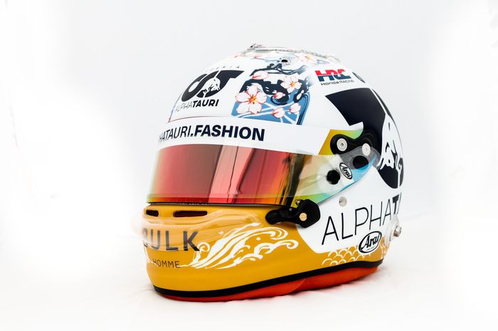 Para pembalap memakai helm spesial di F1 Jepang 2022