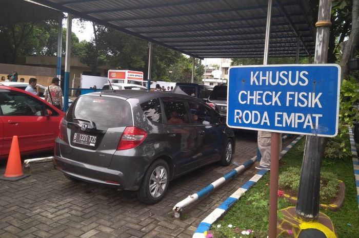 Honda Jazz GE8 saat antre cek fisik perpanjang STNK 5 tahunan dan mutasi kendaraan di kantor Samsat