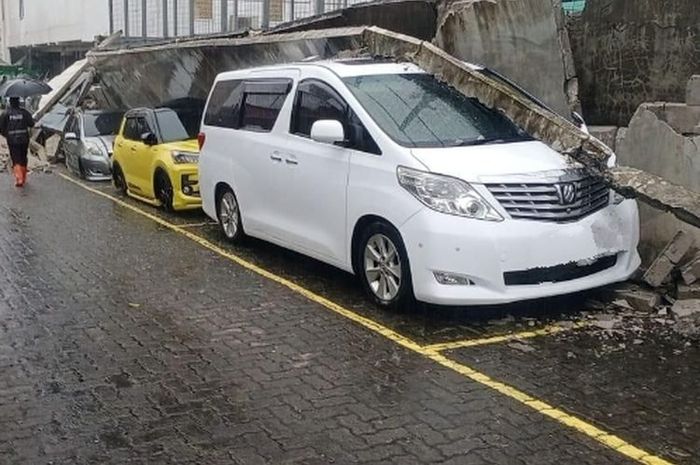 Alphard, Fortuner sampai Yaris bonyok ketiban tembok sekolah yang roboh