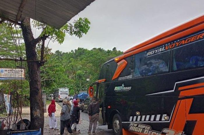 Kemacetan parah terjadi lantaran banjir di Pangandaran, Jawa Barat, pada Sabtu (08/10/2022).