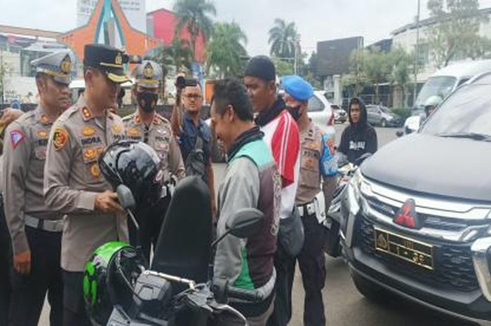 Petugas membagikan helm dan sembako kepada pengendara yang melintas saat Operasi Zebra Lodaya 2022 di Sumedang, Kamis (06/10/2022).
