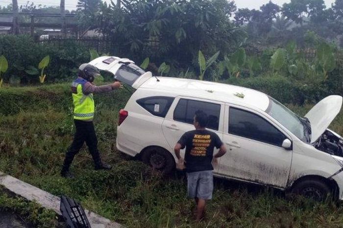 Kondisi Daihasu Sigra yang nyemplung sawah memgalami kecealakan tunggal.