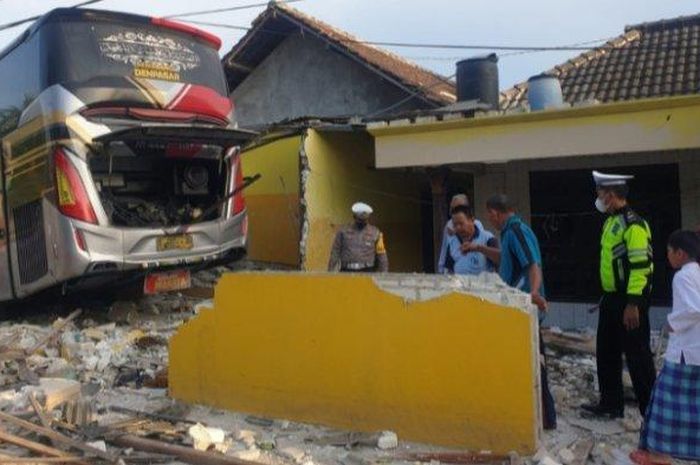 Bus pariwisata nopol K 7024 OD menabrak dua rumah di Jalur Pantura Daendels Lamongan-Tuban di Desa Kemantren Kecamatan Paciran (9/10/2022) pagi. 