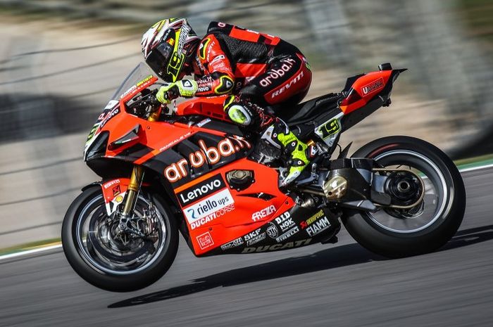 Alvaro Bautista berhasil bungkam Toprak Razgatlioglu dan menangkan Race 2 WorldSBK Portugal 2022, Minggu (09/10).