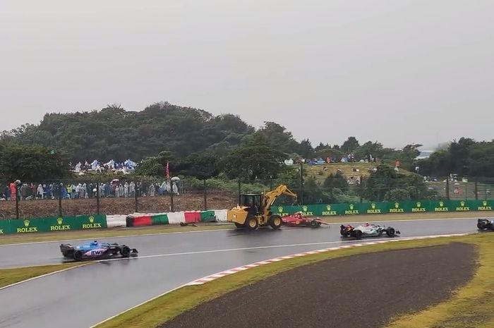 Traktor masuk ke trek di F1 Jepang 2022, para pembalap ngamuk