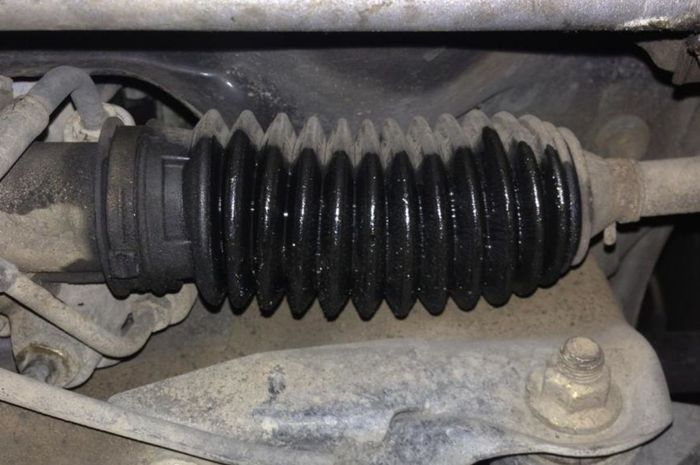 Salah satu kebocoran power steering bisa dilihat dari boot yang basah atau tetesan oli di lantai.