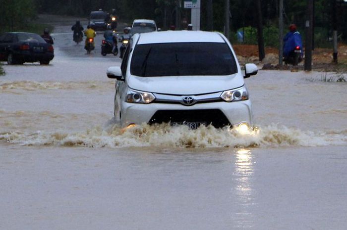 Dampak buruk terobos banjir pakai mobil matic. (Foto Ilustrasi)