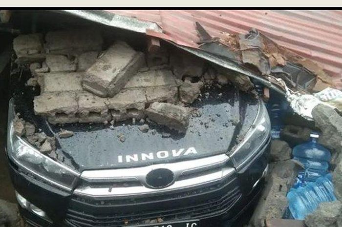 Toyota Innova Reborn ngintip ujungnya usai ditimpa tembok roboh