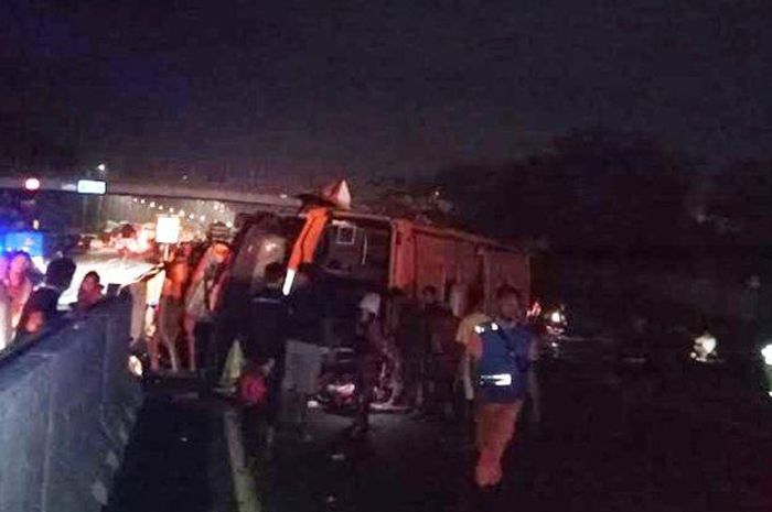 Petaka maut bus pariwisata berisi 48 penumpang saat perjalanan pulang piknik dari Bali, gelimpang di ruas tol Kejapanan-Sidoarjo, tiga orang tewas