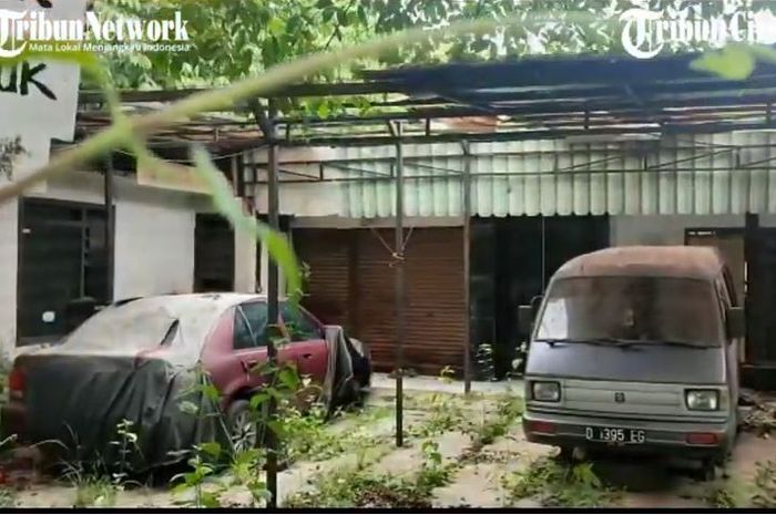 Penampakan Suzuki Carry dan Honda City yang ditinggal di rumah yang dianggap angker oleh YouTuber di Bandung.