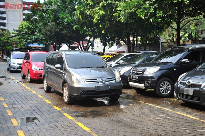 Cara parkir paralel mobil matic