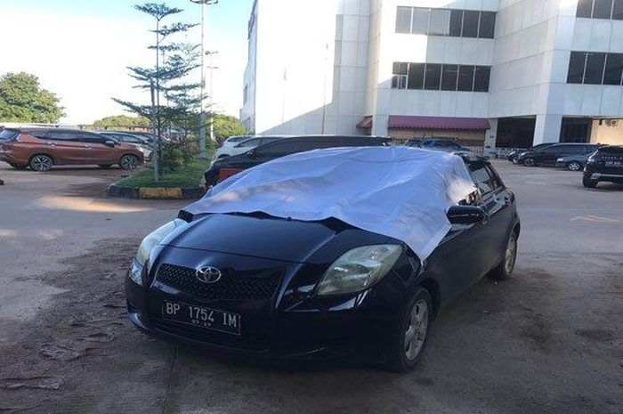 Kaca depan Toyota Yaris pecah hingga jebol setelah jadi alas tubuh pria resek yang loncat dari flyover pelabuhan domestik Telaga Punggur, Batam