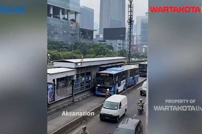 Pengendara Vario lawan arah di busway dan adu wajah lawan Bus Transjakarta