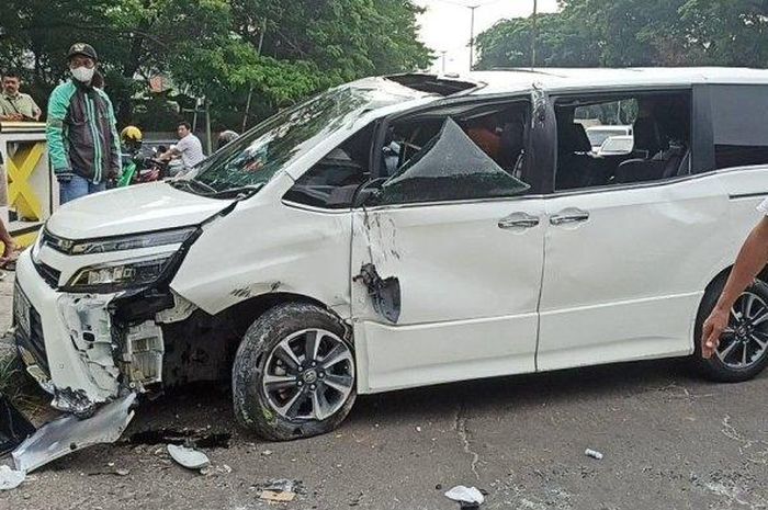 Toyota Voxy terguling setelah menghantam trotoar dan pembatas jalan di Jl Griya Utama, Sunter Agung, Tanjung Priok, Jakarta Utara