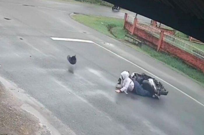 Salah satu insiden kecelakaan yang terekam CCTV dealer motor di Kelurahan Dabo, pada Selasa (11/10/2022).