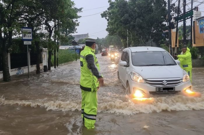 Ilustrasi mobil terjang banjir