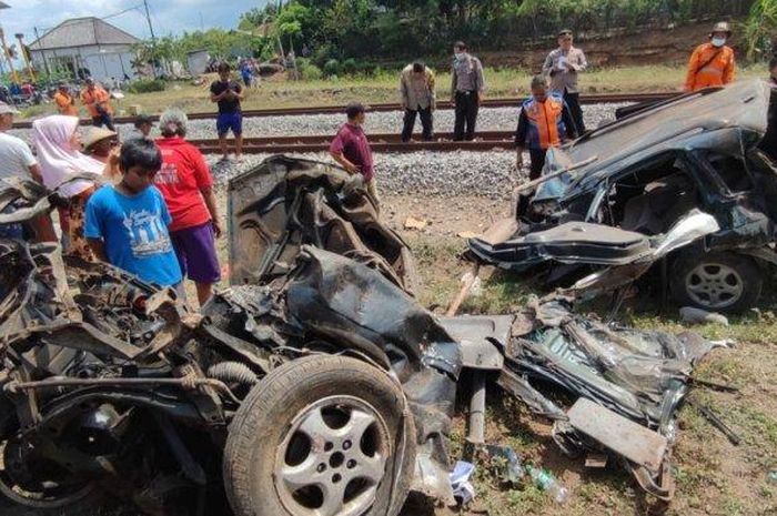 Kondisi Daihatsu Taruna yang tidak bisa dikenali lagi hancur tertabrak kereta api Kertanegara. 