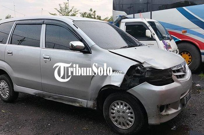 Kondisi Daihatsu Xenia yang trlibat kecelakaan dengan pelajar pengendara motor.