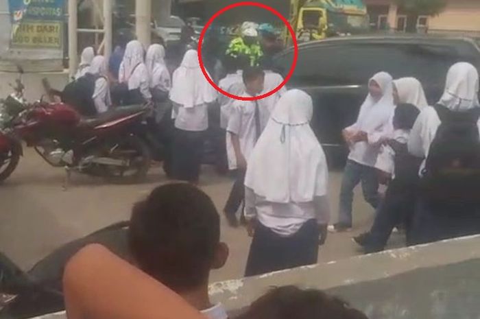 Rekaman video pelajar kompak soraki anggota Polisi bubaran razia di kecamatan Randublatung, Blora, Jawa Tengah