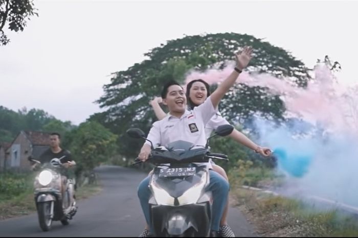 Happy Asmara dibonceng skutik Honda Vario 125 sebelum diisukan menikah.