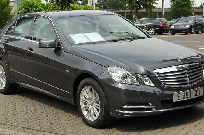 Mercedes-Benz E-Class W212, sebaiknya pilih fitur atau konsumsi bahan bakar?