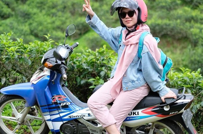 Lesti Kejora foto bareng Suzuki Satria 2-tak di Instagram, gayanya anak motor banget 