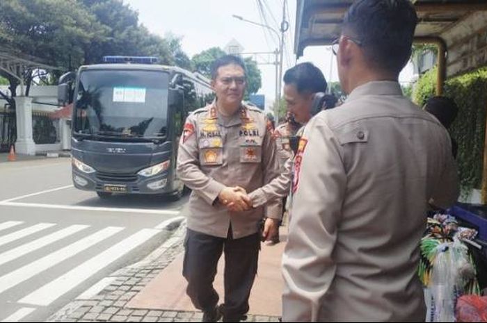 Kapolda Riau, Irjen Muhammad Iqbal, Kapolda Kaltim, Irjen Imam S tiba di Istana Negara, (14/10/22) naik bus