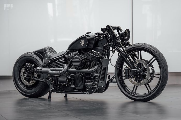 Harley-Davidson Softail Breakout bergaya bobber 