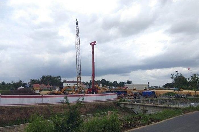 Pengerjaan tol Yogyakarta-Bawen Seksi 1 di Kelurahan Tirtoadi, Mlati, DIY.