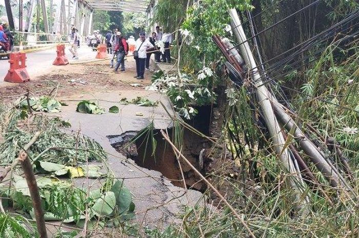Tanah longsor yang terjadi di Jembatan Darul Quran, Kecamatan Bogor Barat, Kota Bogor, Rabu (12/10/2022).