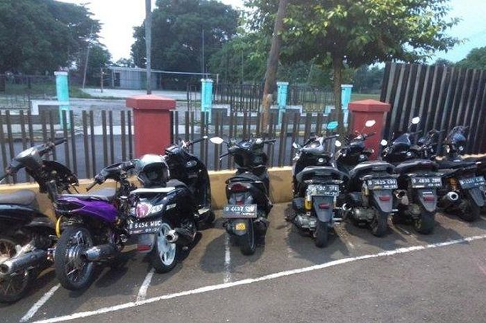 9 motor yang terdiri dari Yamaha Aerox dan Honda Scoopy diamankan Polsek Pondok Aren, dari para remaja yang diduga hendak melakukan balap liar
