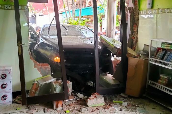 Honda CR-V salah jalur tabrak pintu Mushala sampai rontok. Pengemudi kena serangan jantung