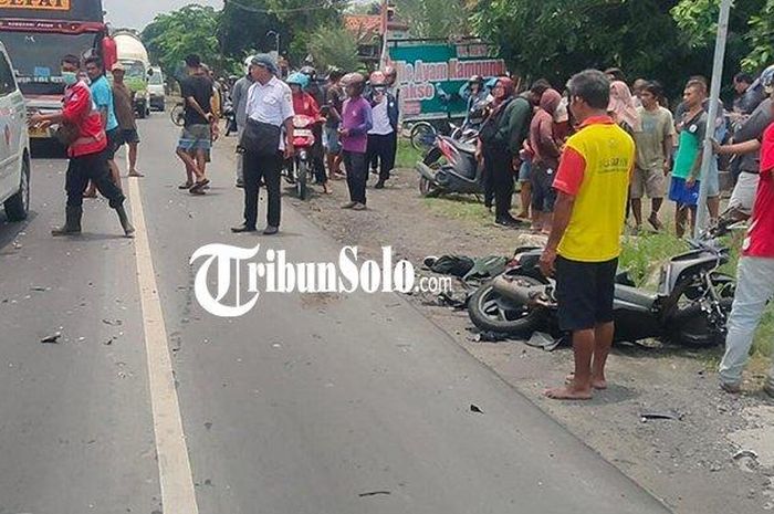 Kecelakaan di Jalan Timur, Dukuh Lemahbang, Desa Karanganyar, Kecamatan Sambungmacan, Kabupaten Sragen