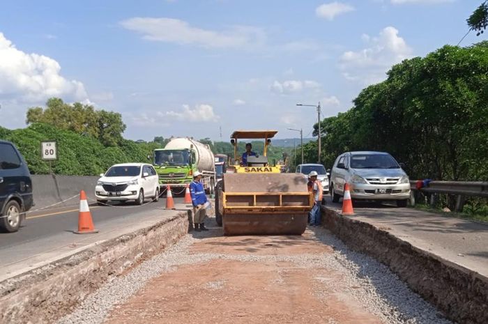 Ilustrasi. Pemeliharaan dan perbaikan jalan di Ruas Tol Cipularang dan Padaleunyi.