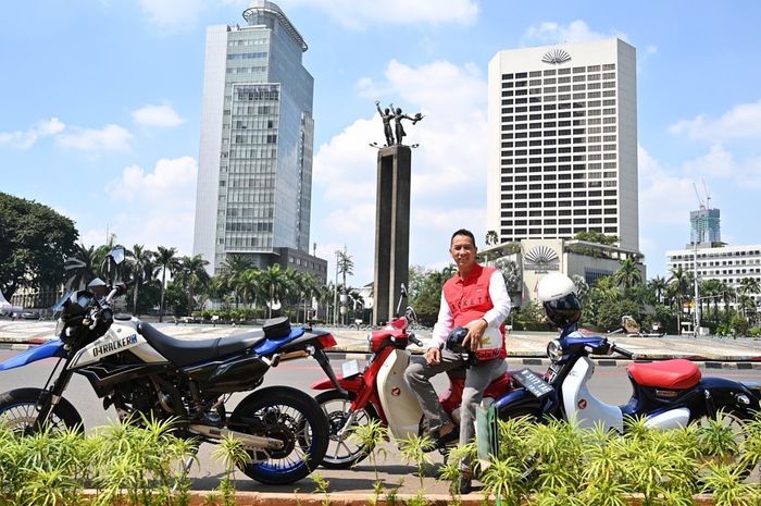 Pj Gubernur DKI Jakarta, Heru Budi Hartono berpose di atas Honda Honda Super Cub C125, di garasi rumahnya ada Harley-Davidson.