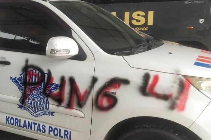 Mobil Patroli Satlantas Polres Luwu dicoreti tulisan 'Raja Pungli' 'Sarang Pungli' dan 'Sarang Korupsi' oleh anggota Polisi berinisial Aipda HR