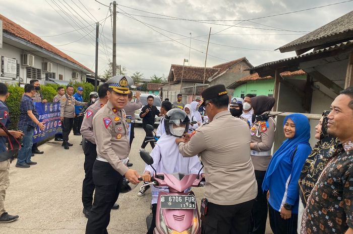 Kasatlantas Polres Metro Bekasi Kompol Arga Dija Putra saat bagi-bagi helm pada Operasi Zebra Jaya