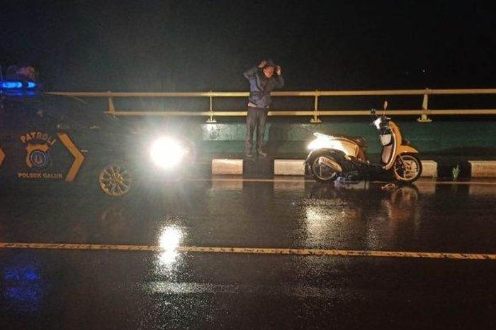 Polisi mendatangi lokasi penemuan motor matic di atas Jembatan Srandakan tepatnya Brosot, Kapanewon Galur, Kabupaten Kulon Progo. 