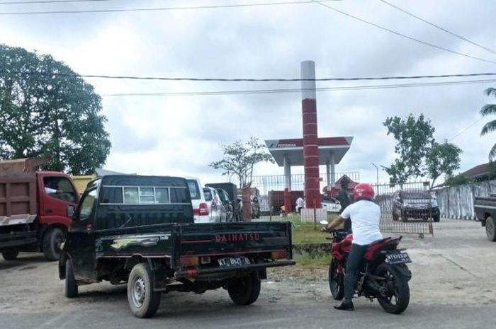 Antrean kendaraan di SPBU Malinau Kota, Malinau, Kalimantan Utara karena tidak setiap hari buka
