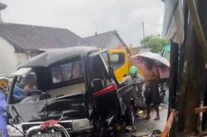 Suzuki Carry pikap gempur warung dan dispenser Pertamini hingga hancur di jalan raya Semer, Banjar Peliatan, Kerobokan, Kuta Utara, Badung, Bali