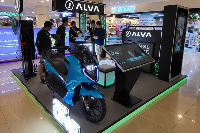 Booth motor listrik Alva One di Mal Kelapa Gading, Jakarta Utara